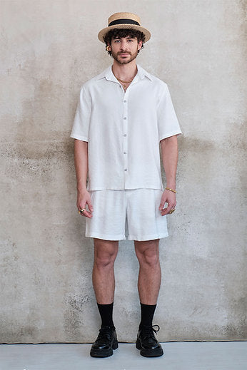 Set de dos piezas camisa boxy fit y short playero color ivory