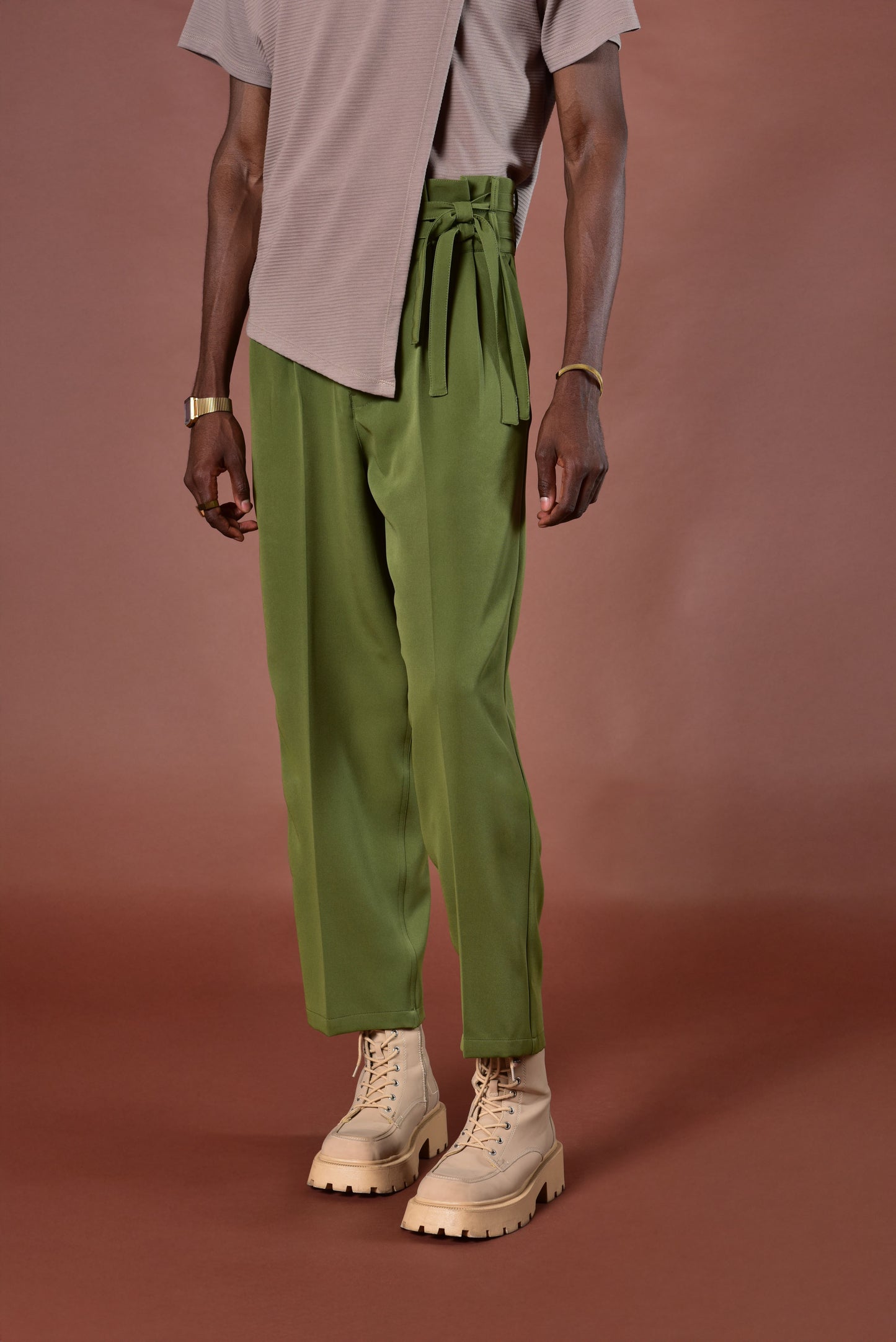 Pantalón wide leg con cinturón alto oliva