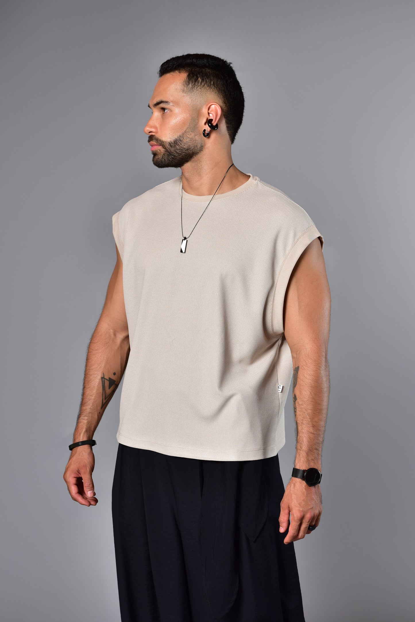 camiseta sleeve triad beige