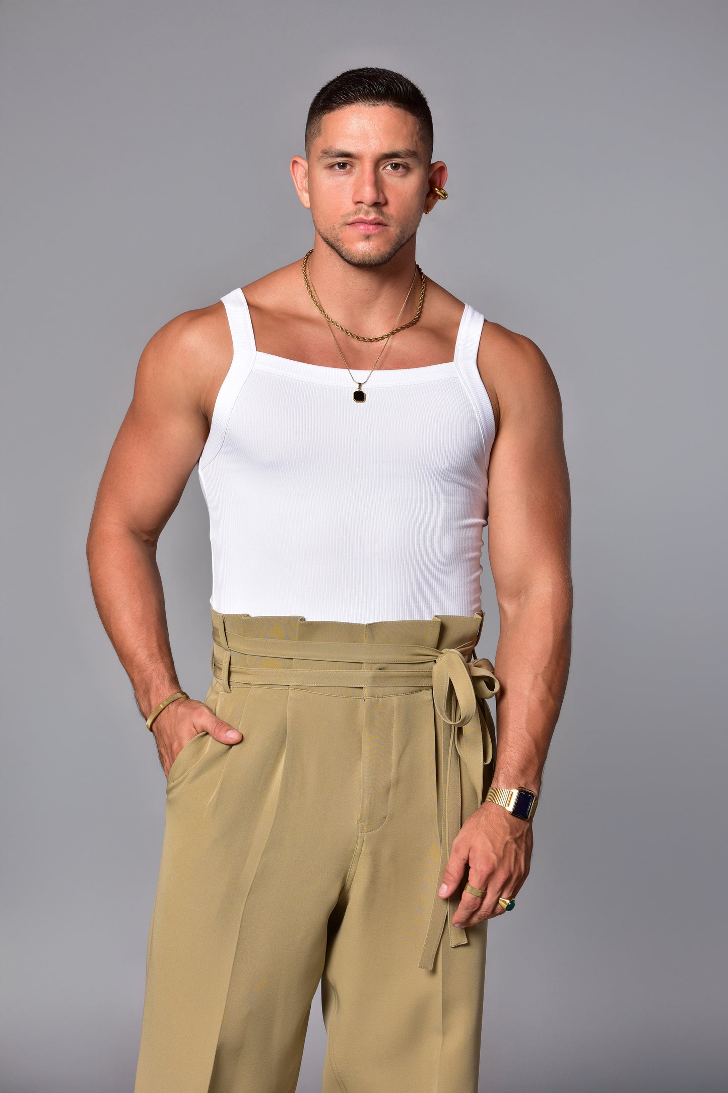 Pantalón wide leg con cinturón alto beige
