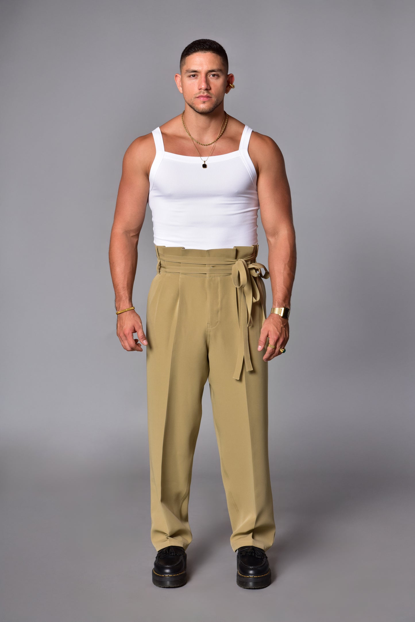 Pantalón wide leg con cinturón alto beige