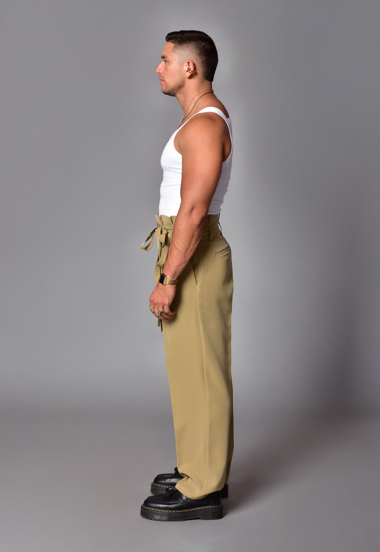 Pantalón wide leg con cinturón alto beige
