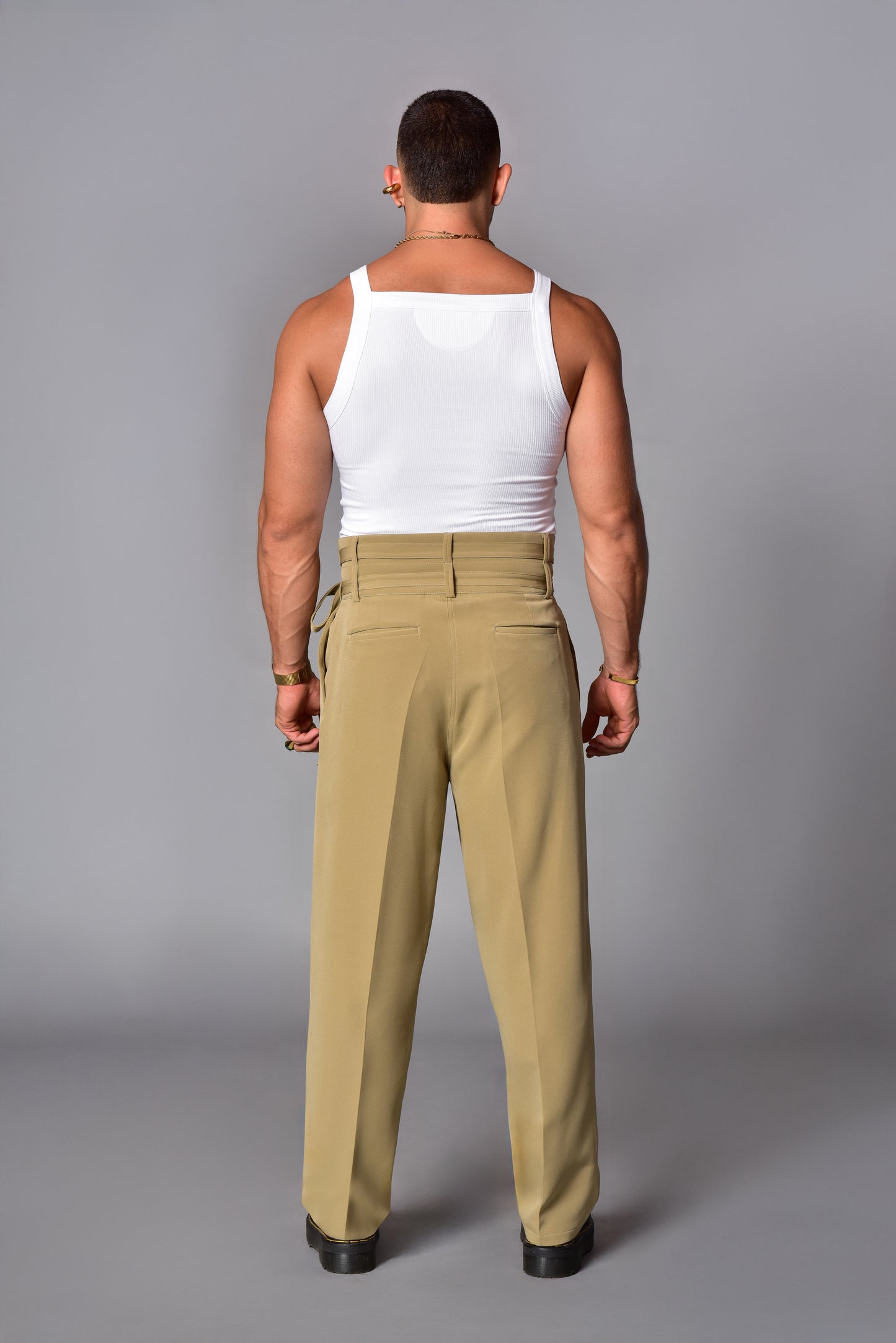 Pantalón wide leg con cinturón alto beige