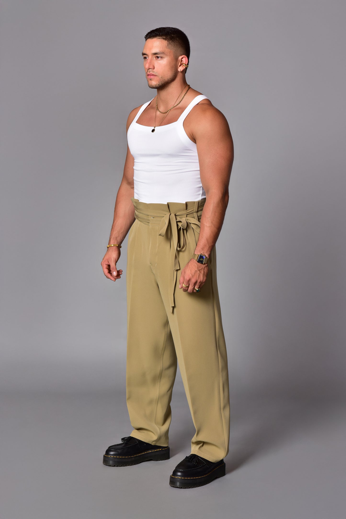 Pantalón wide leg con cinturón alto beige