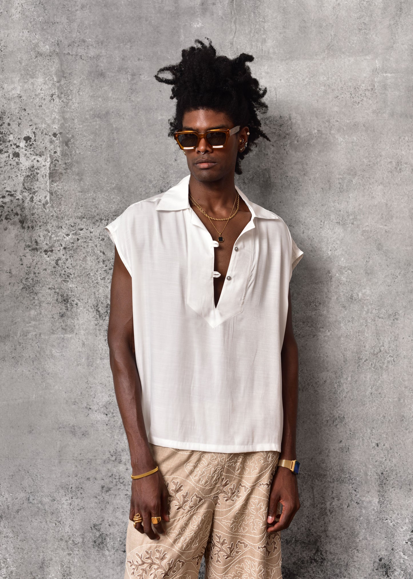 Camisa sleeveless blanca cuello hippie