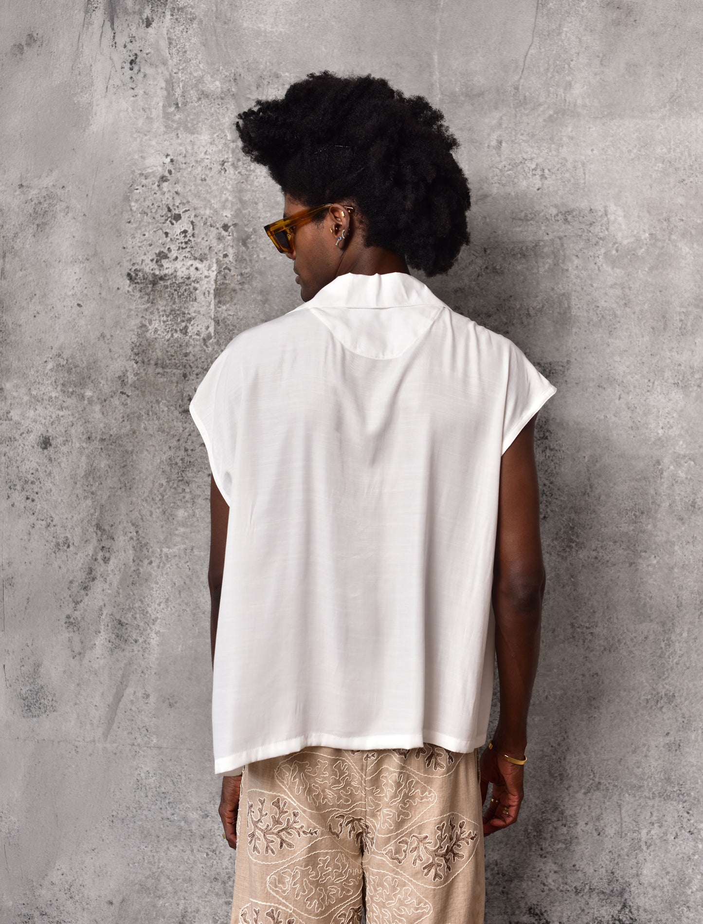Camisa sleeveless blanca cuello hippie