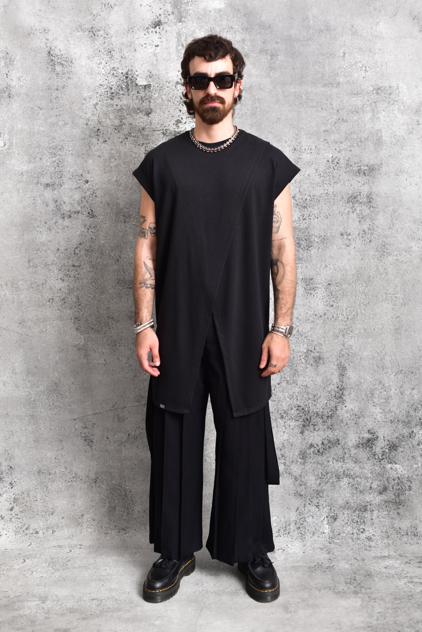 Camiseta oversize larga asimétrica negra