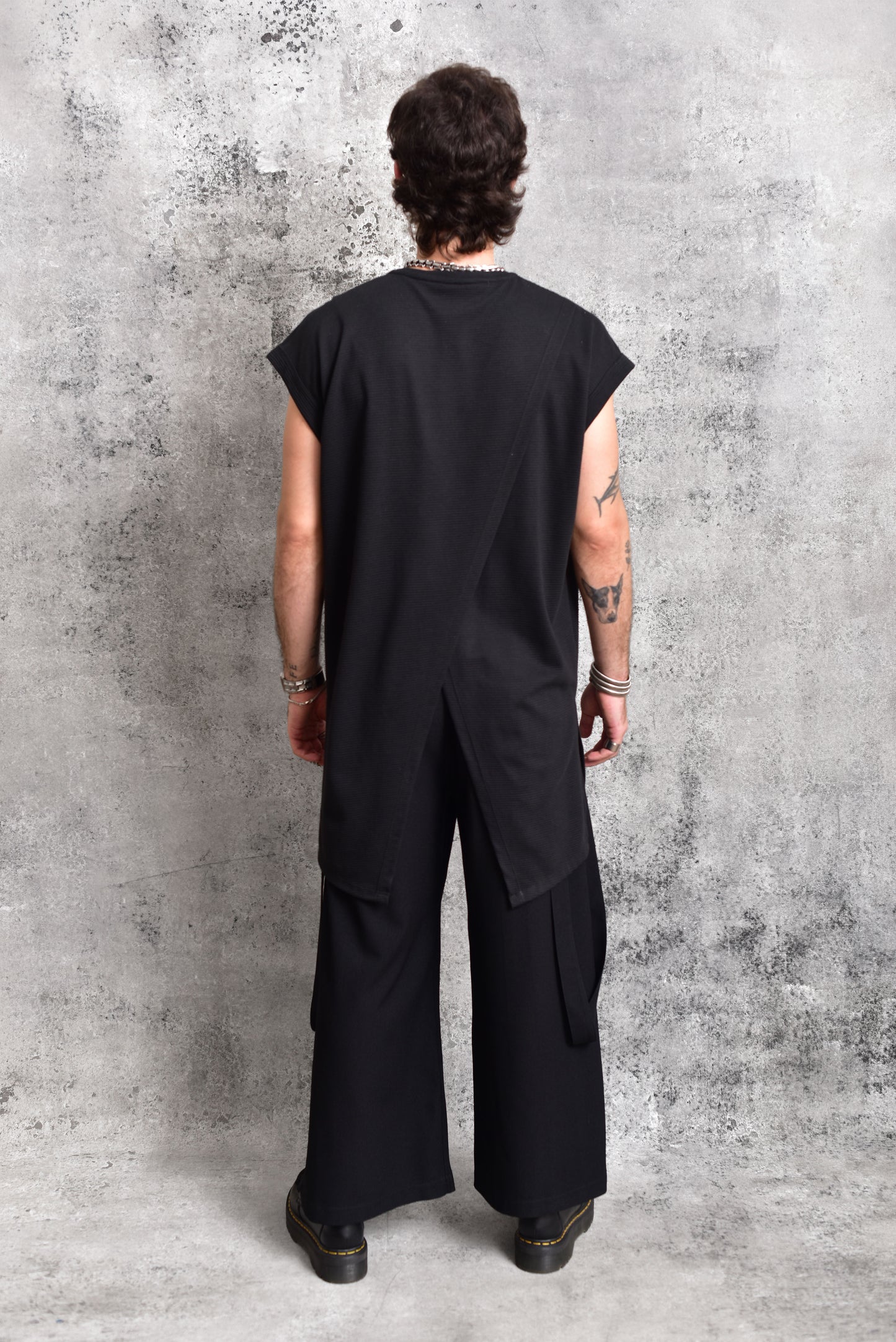 Camiseta oversize larga asimétrica negra