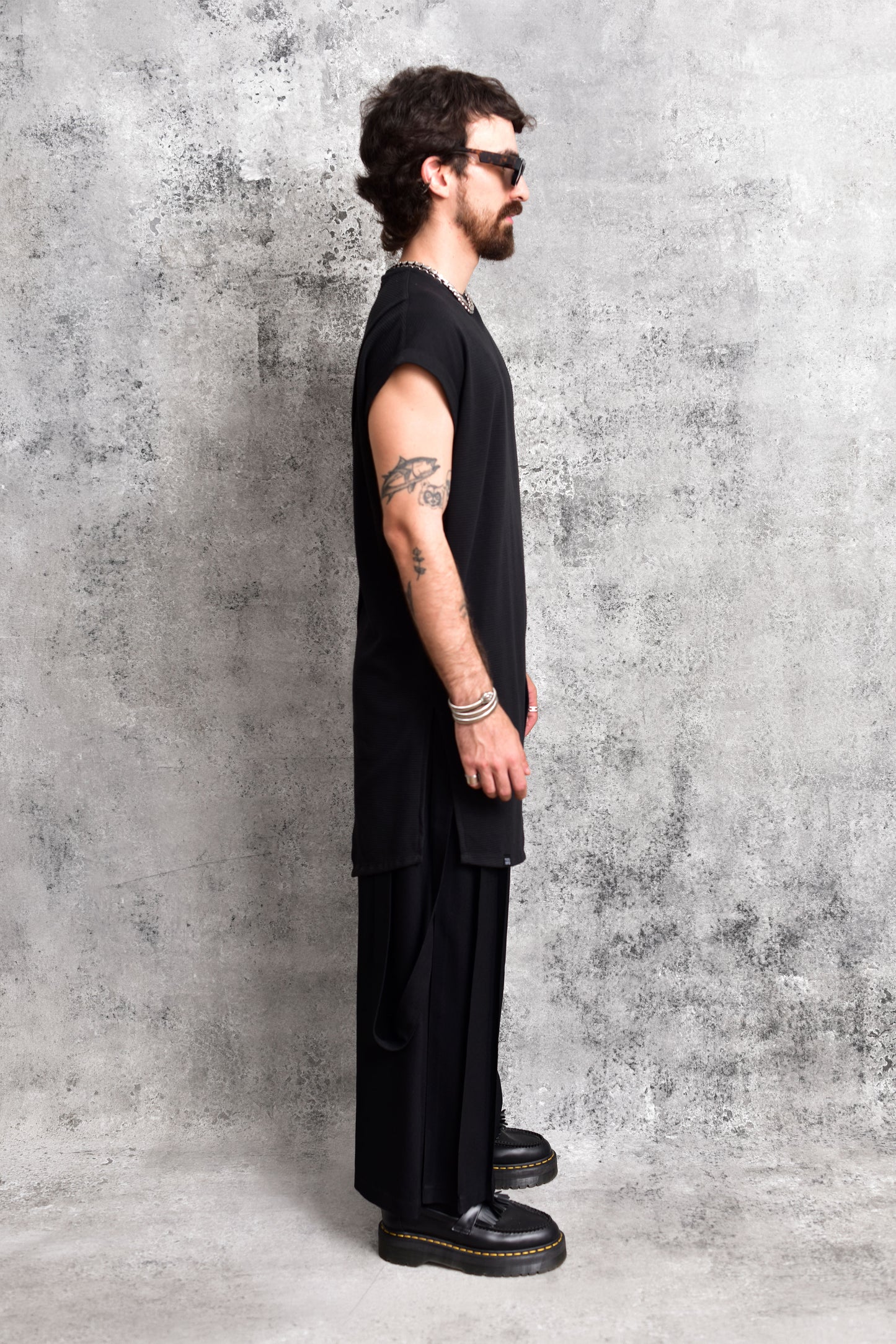 Camiseta oversize larga asimétrica negra