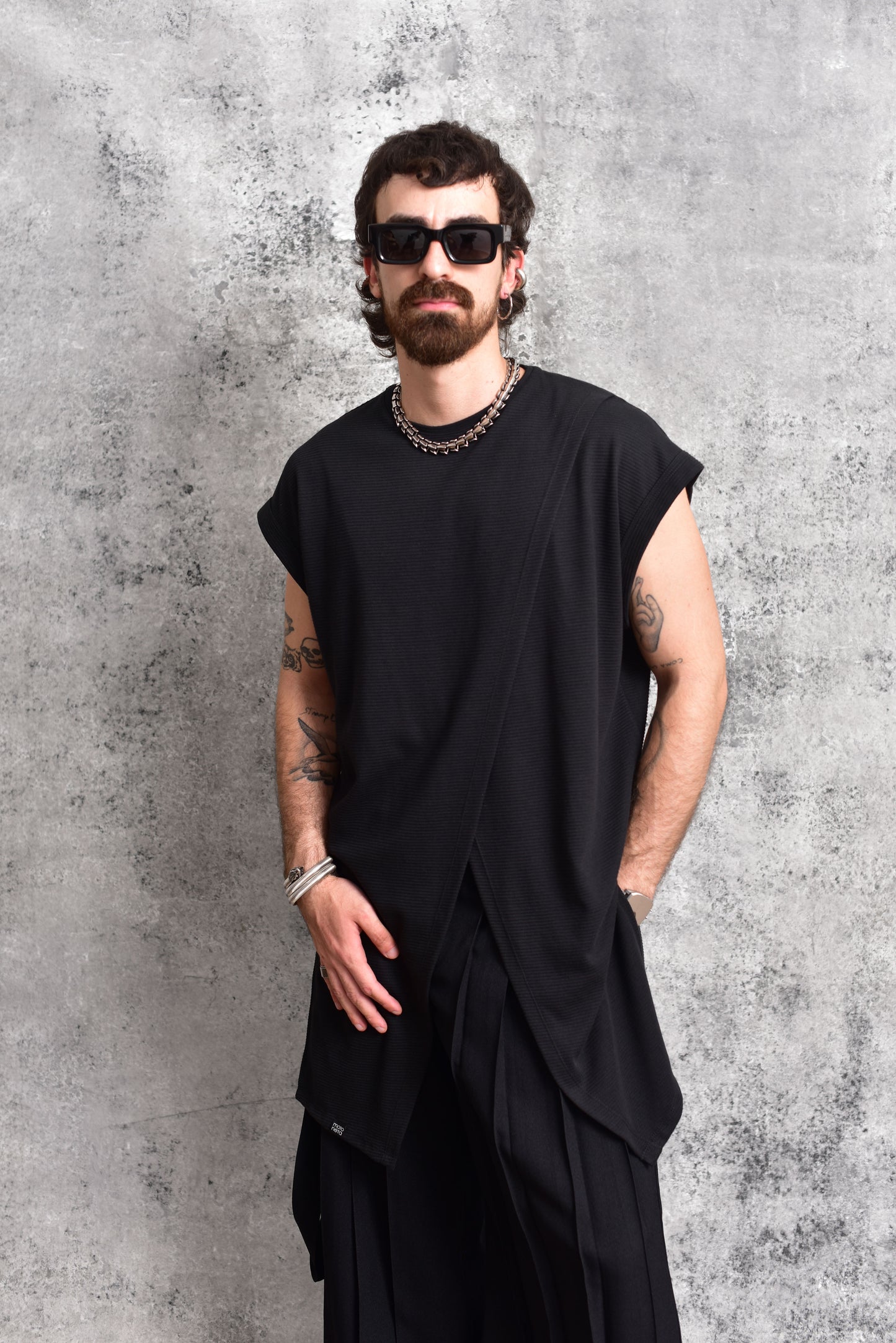 Camiseta oversize larga asimétrica negra