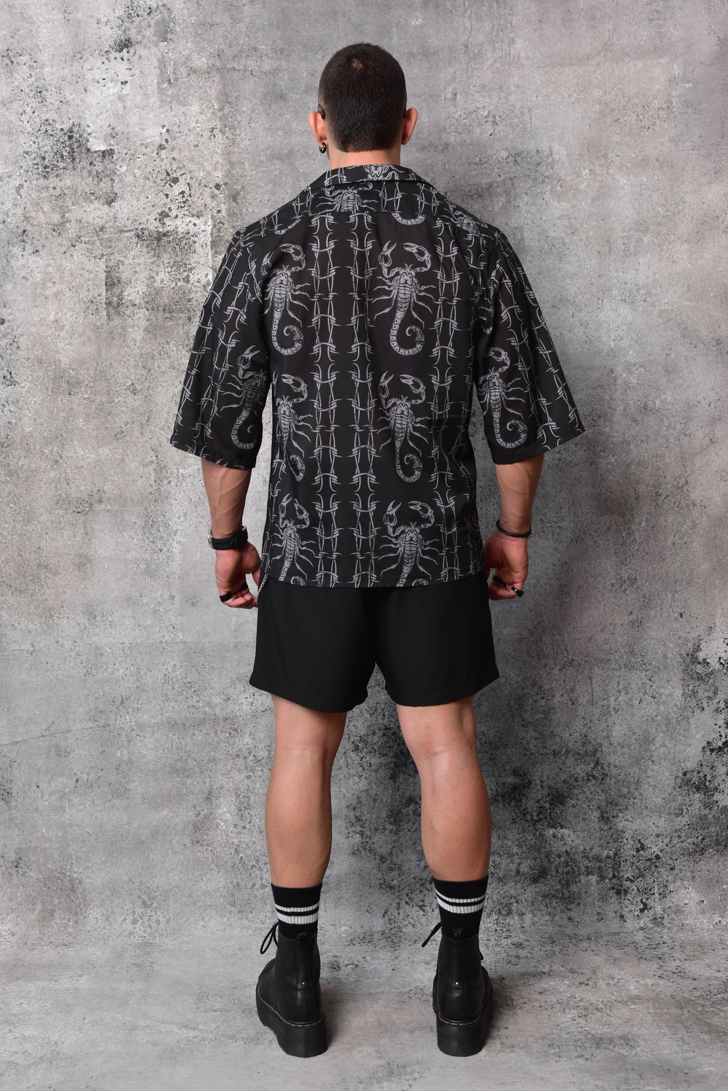 Camisa boxy fit escorpio wire black